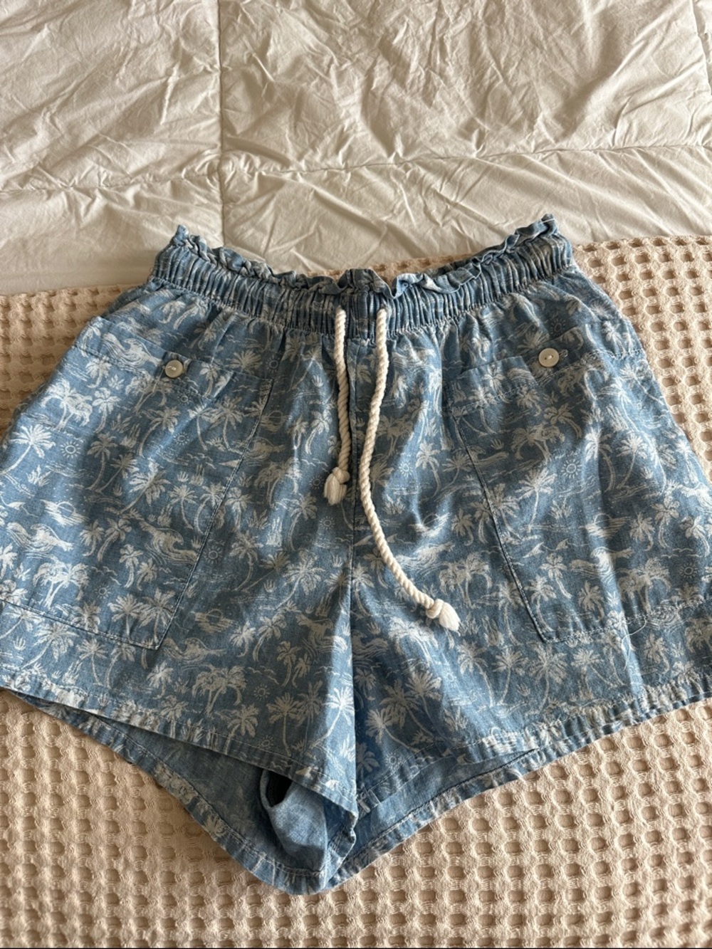 American Eagle Palm tree shorts size medium